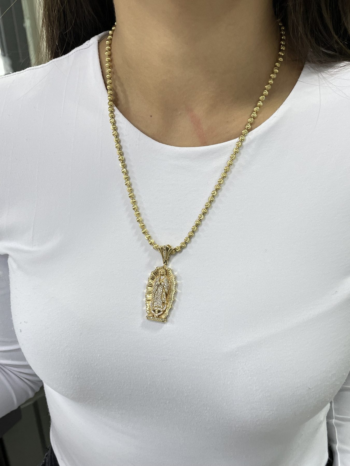 Cadena de oro con medalla religiosa negociada en Chapinero