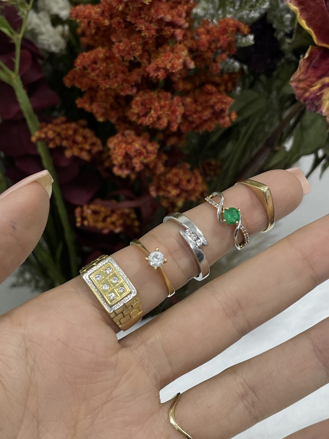 Anillos de oro con piedras de colores y piedras claras