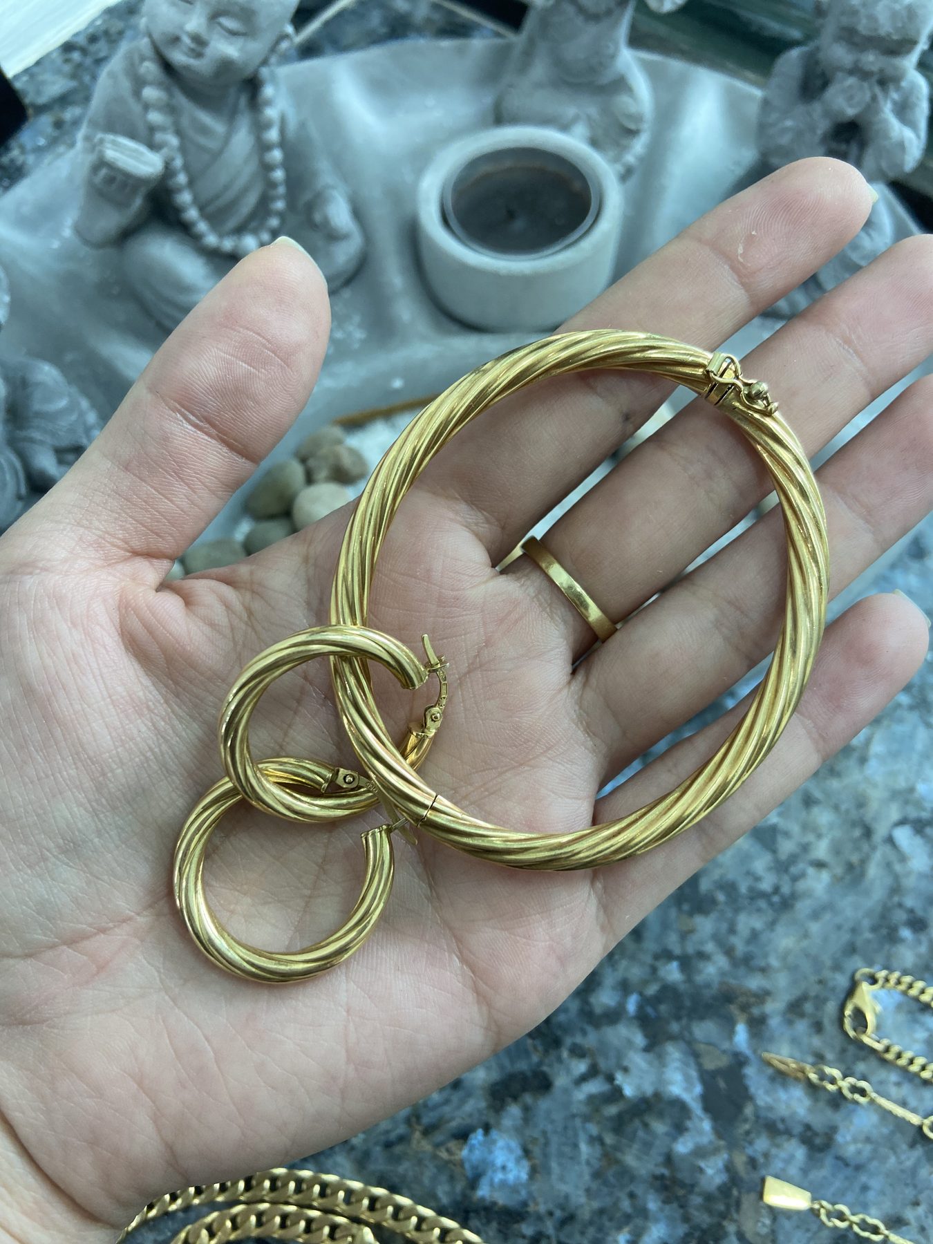 Aretes de aro en oro de diferentes tamaños