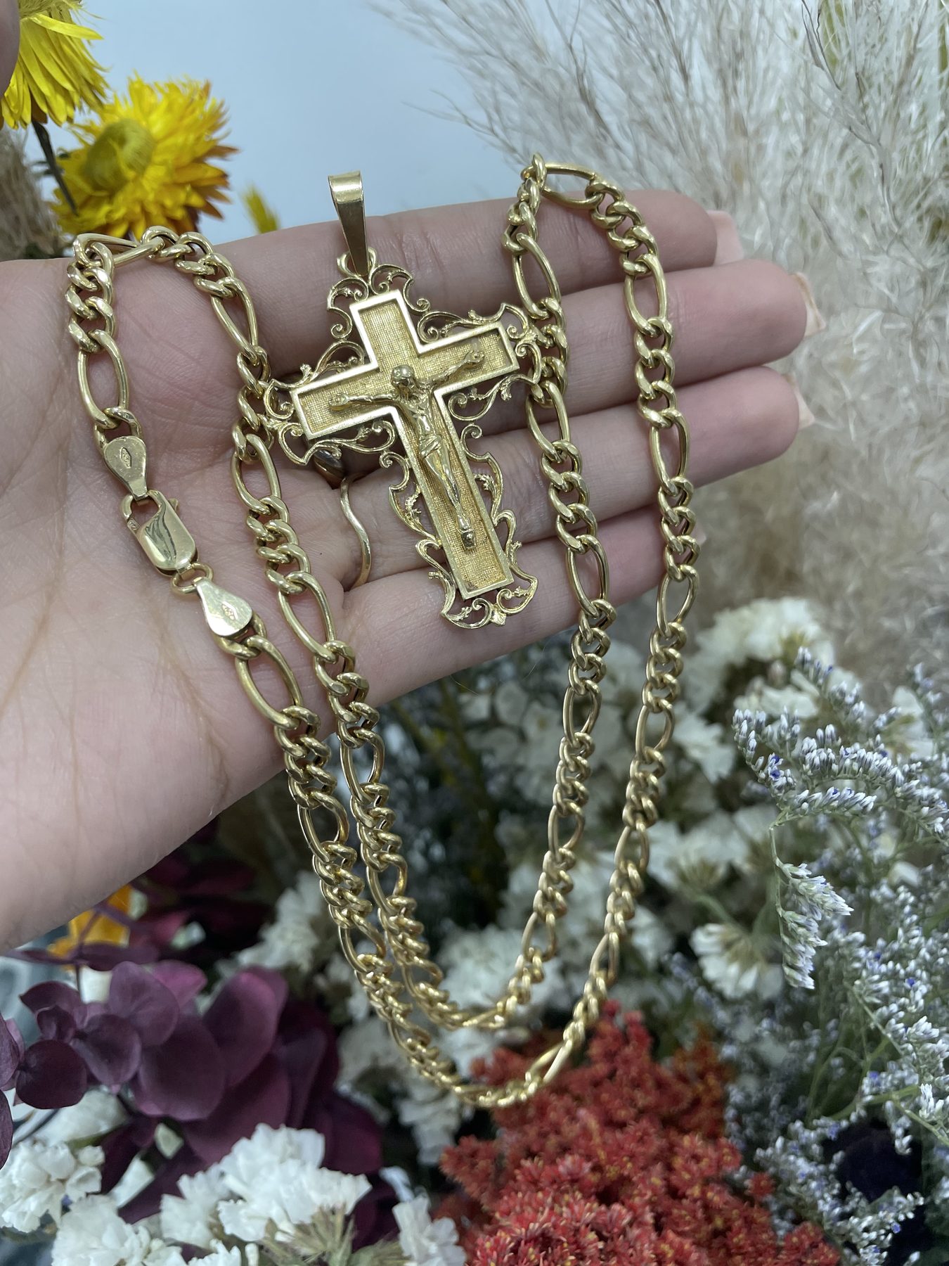 Cadena de oro con crucifijo ornamentado