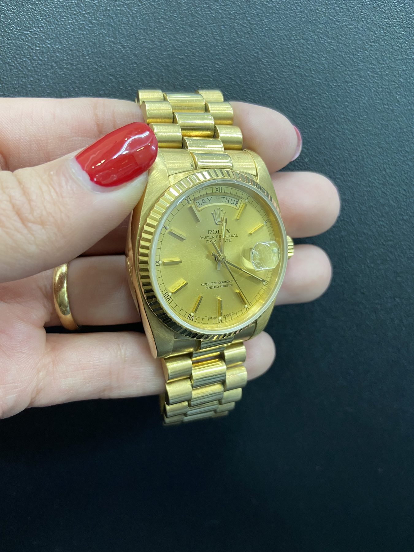 Reloj Rolex dorado negociado en Compraventa Suiza