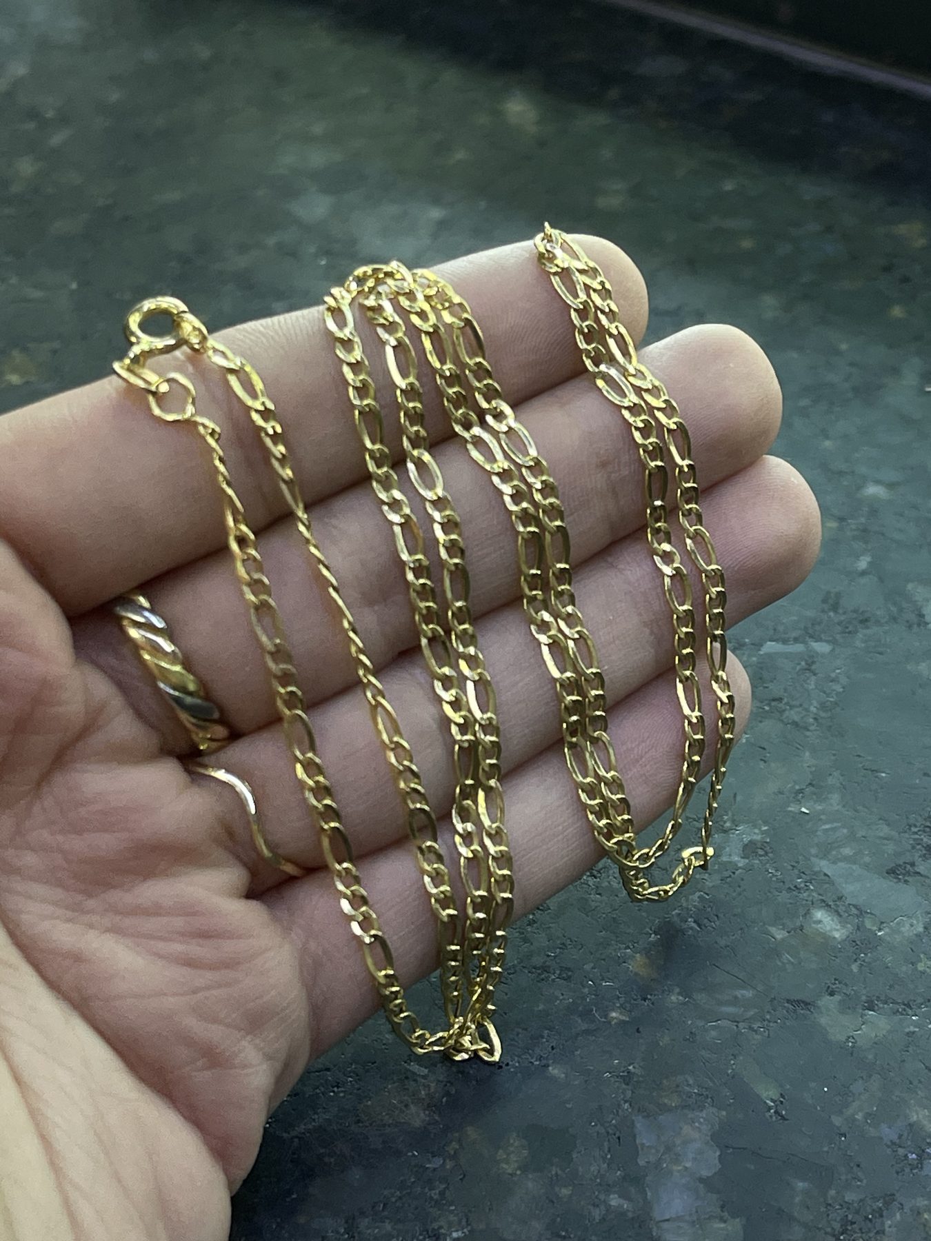 Dos cadenas finas de oro estilo Figaro