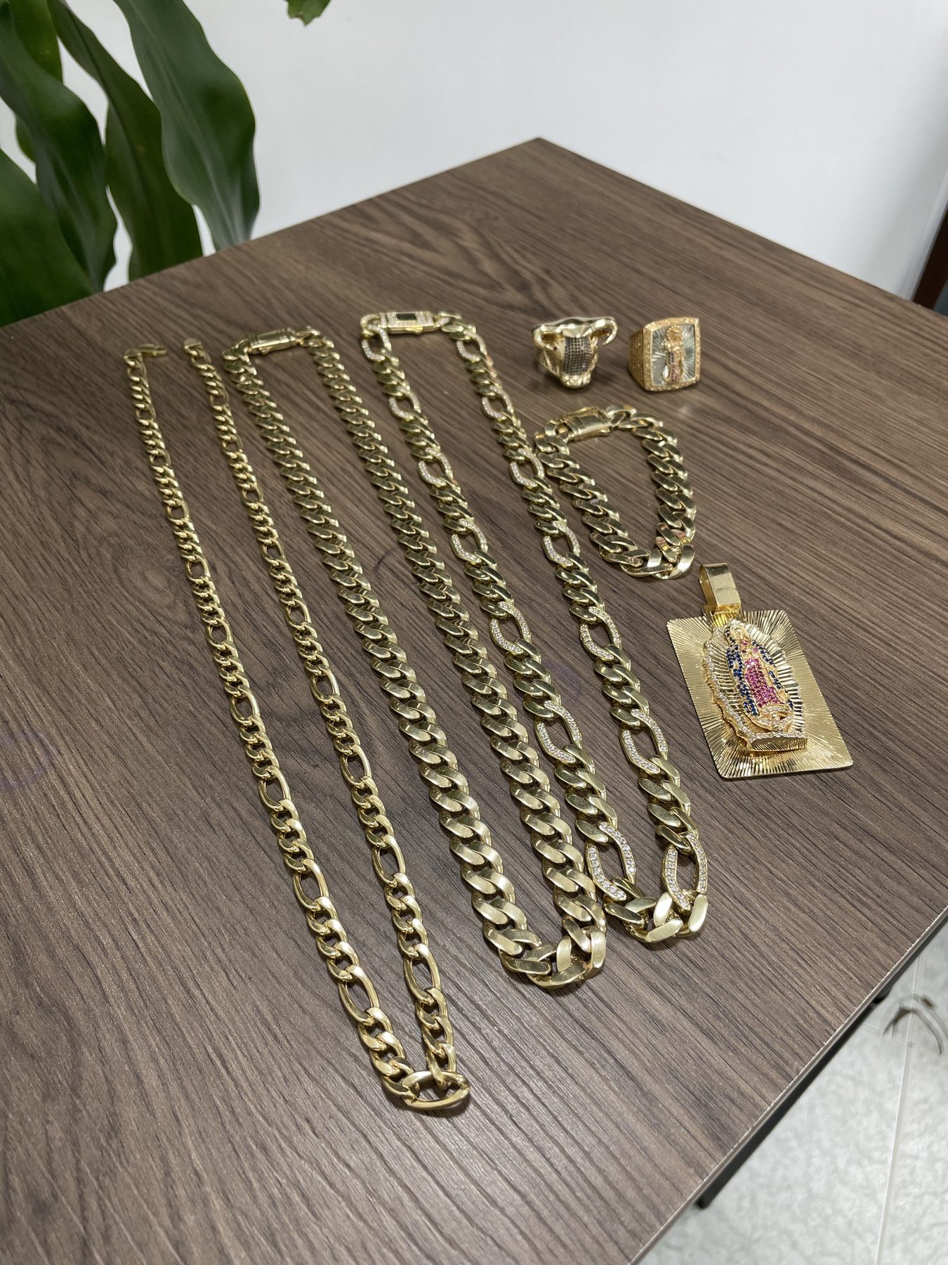 Cadenas, pulsera, anillos y medalla religiosa de oro
