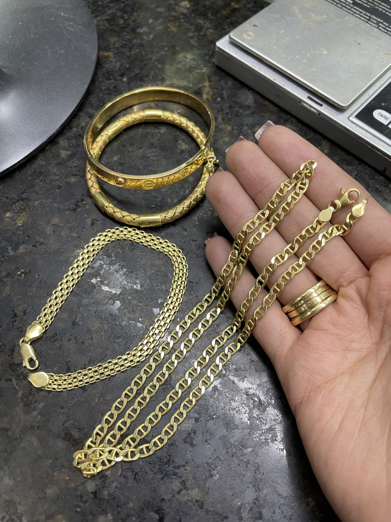 Pulseras, brazaletes y cadenas de oro sobre el mostrador