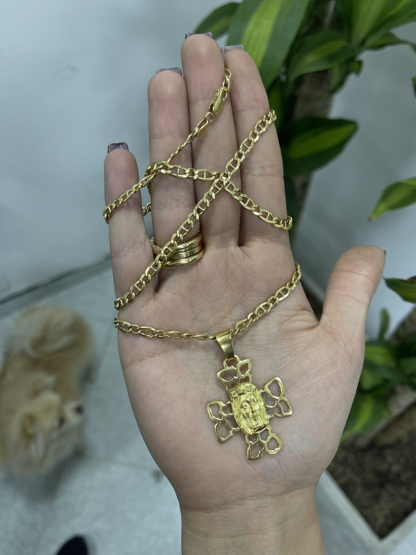 Cadena de oro con colgante de cruz religiosa
