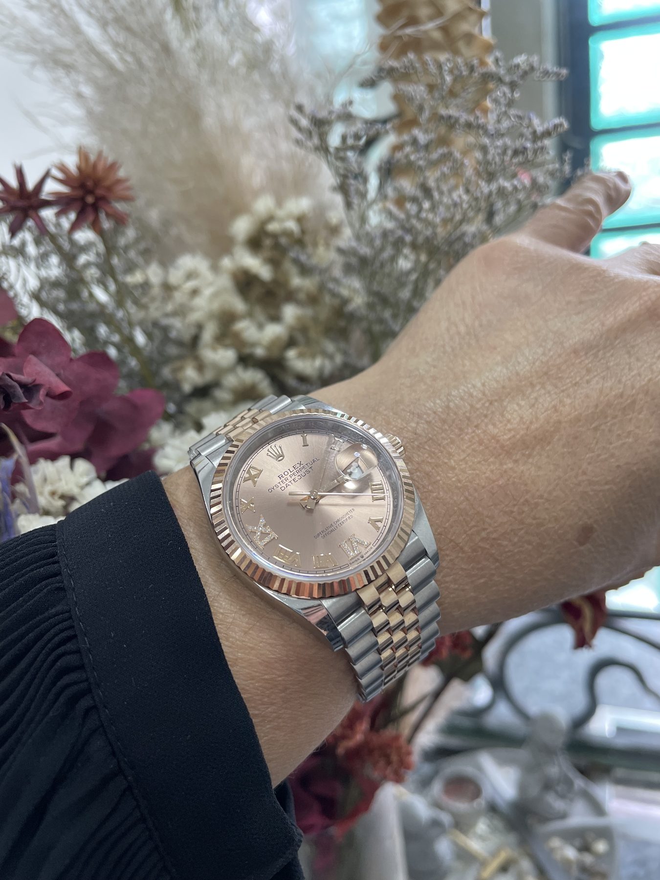 Reloj Rolex bicolor con bisel estriado y marcadores brillantes