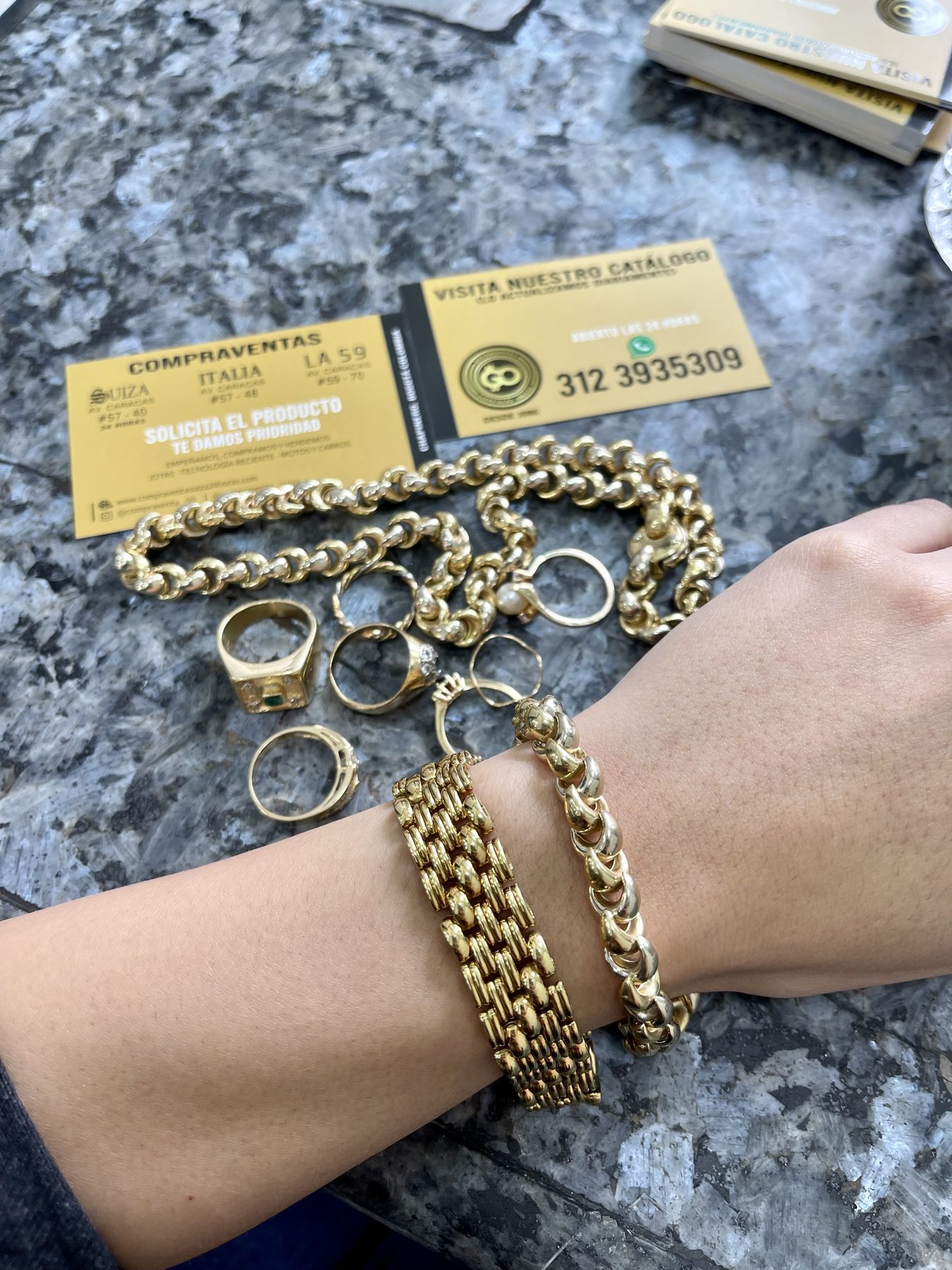 Pulseras, cadena y anillos de oro negociados en Compraventa Suiza