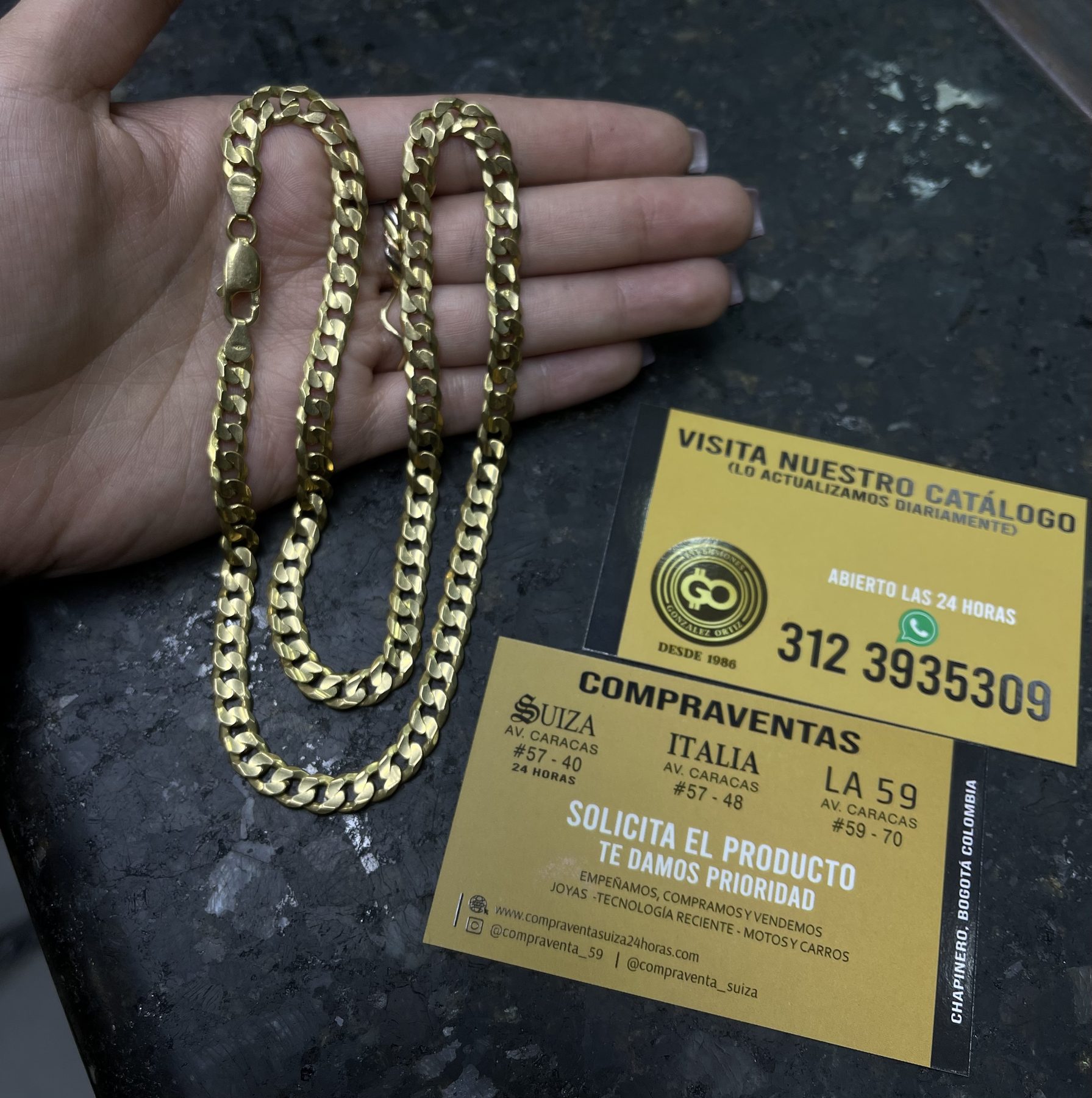 Cadena gruesa de oro junto a tarjetas de Compraventa Suiza