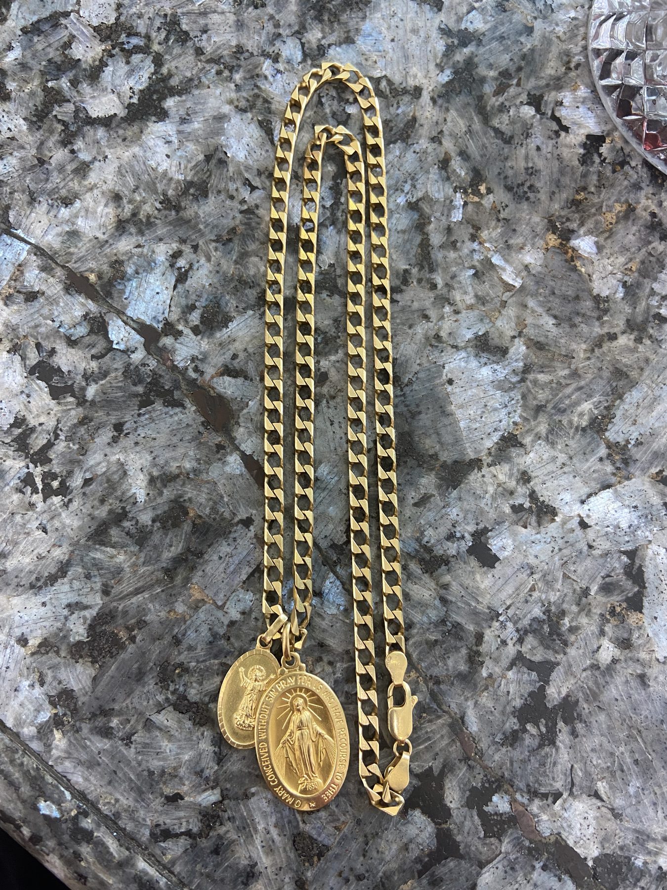 Cadena de oro con medalla de la Virgen María