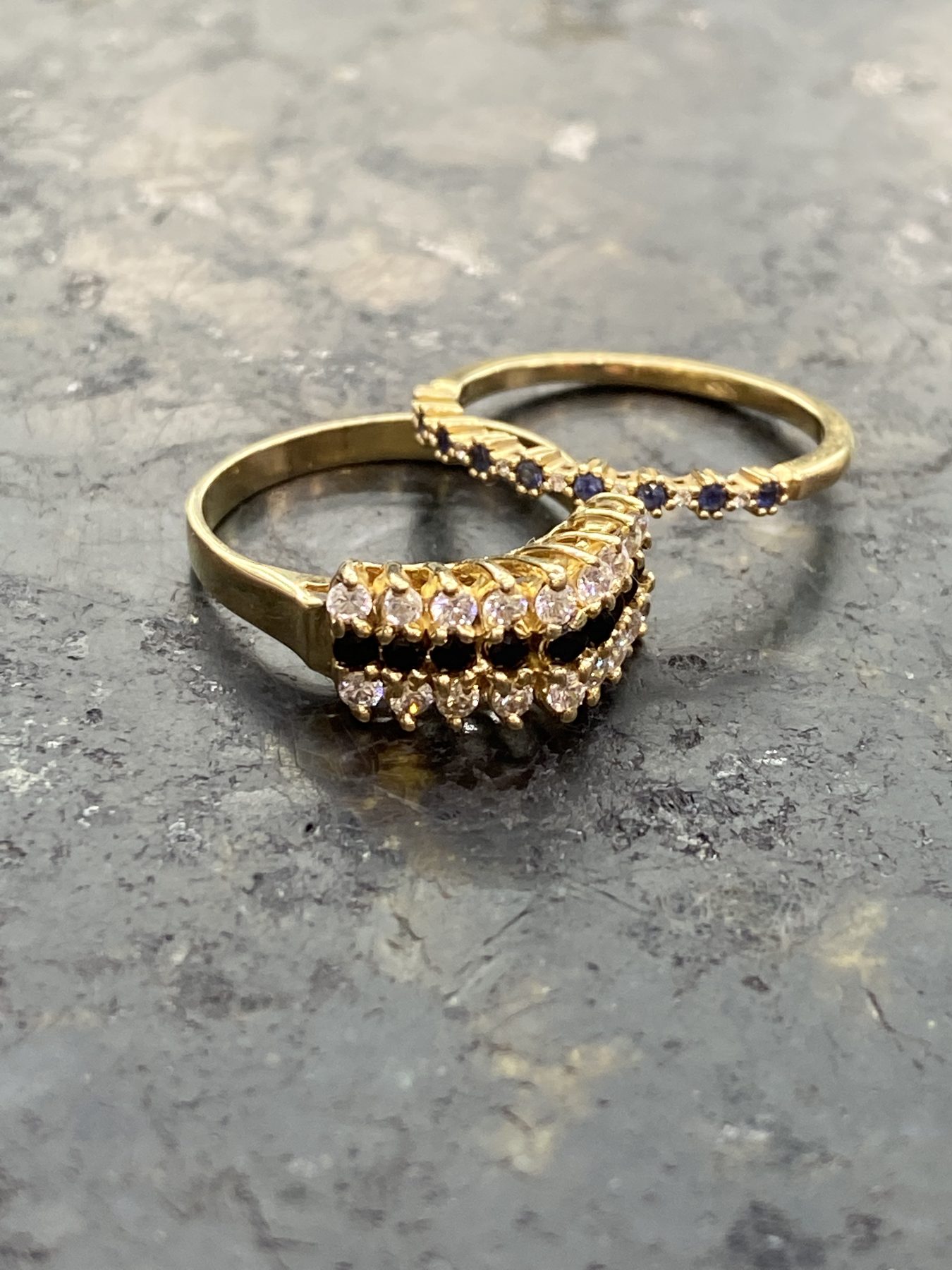 Dos anillos de oro con piedras clara y oscura