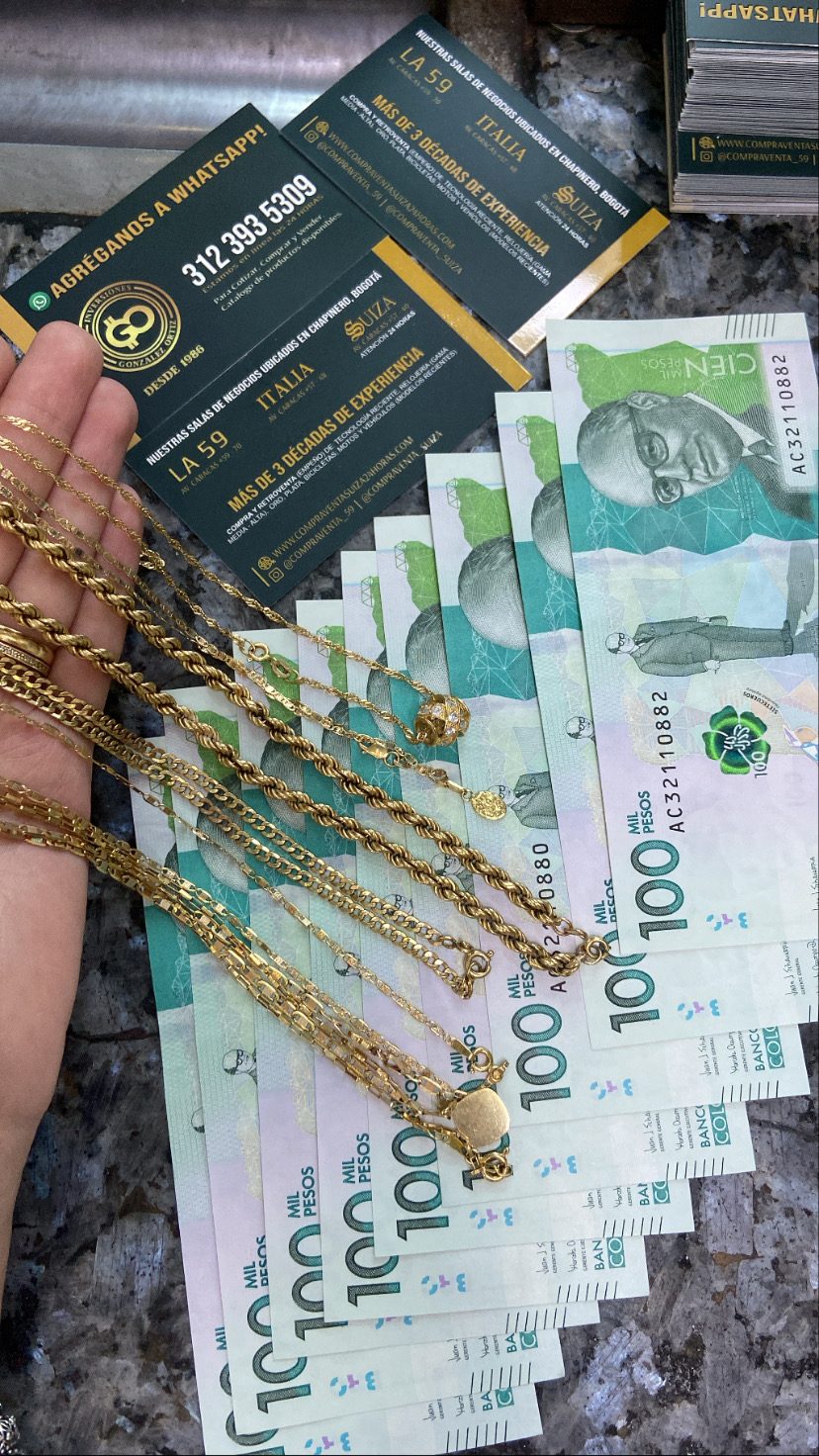 Cadenas de oro sobre billetes colombianos y tarjetas de Compraventa Suiza