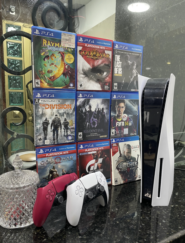 PlayStation con controles y videojuegos en nuestra sede